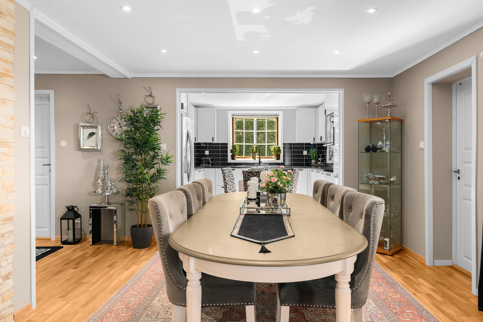 Med perfekt plassering i tilknytning til kjøkkenet har du plass til en stor spisestue med rom for hele familien. Galleribilde