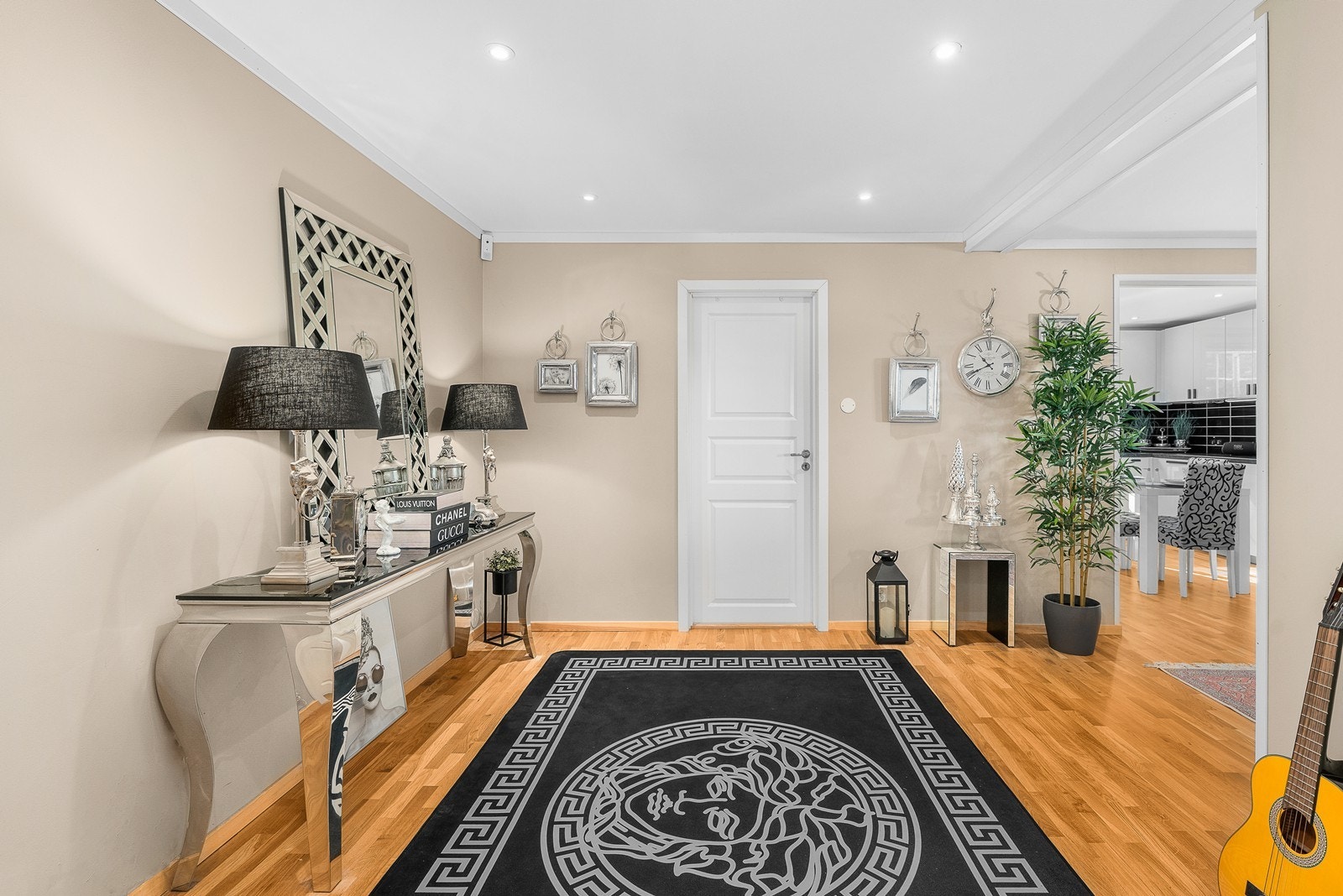 Tiltalende gang med tilgang til hovedsoverom. Galleribilde