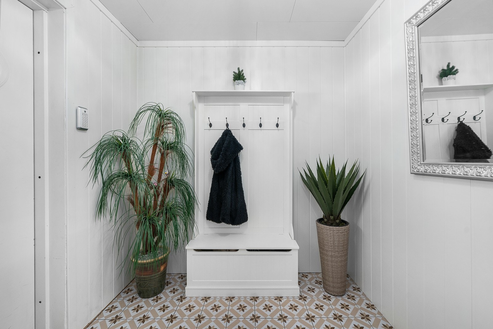 I entréen er det plass til et praktisk oppbevaringsmøbel for sko og yttertøy. Galleribilde