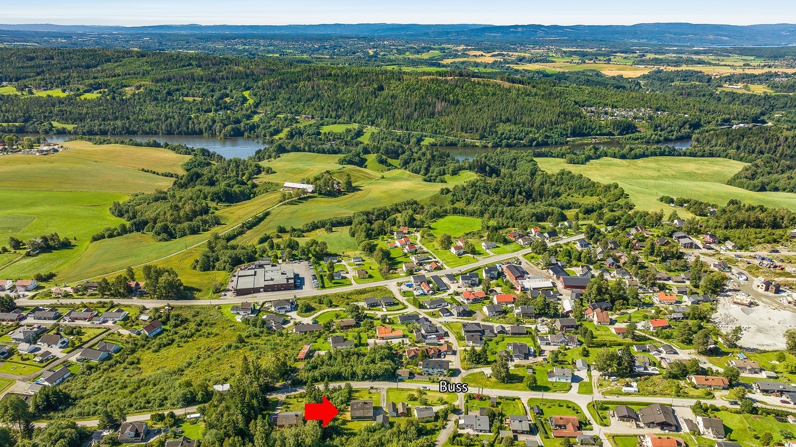 Knausen barnehage ligger 3 minutter unna med bil, og barneskolen og ungdomsskolen på Vilberg bare 5/6 minutter unna. Galleribilde