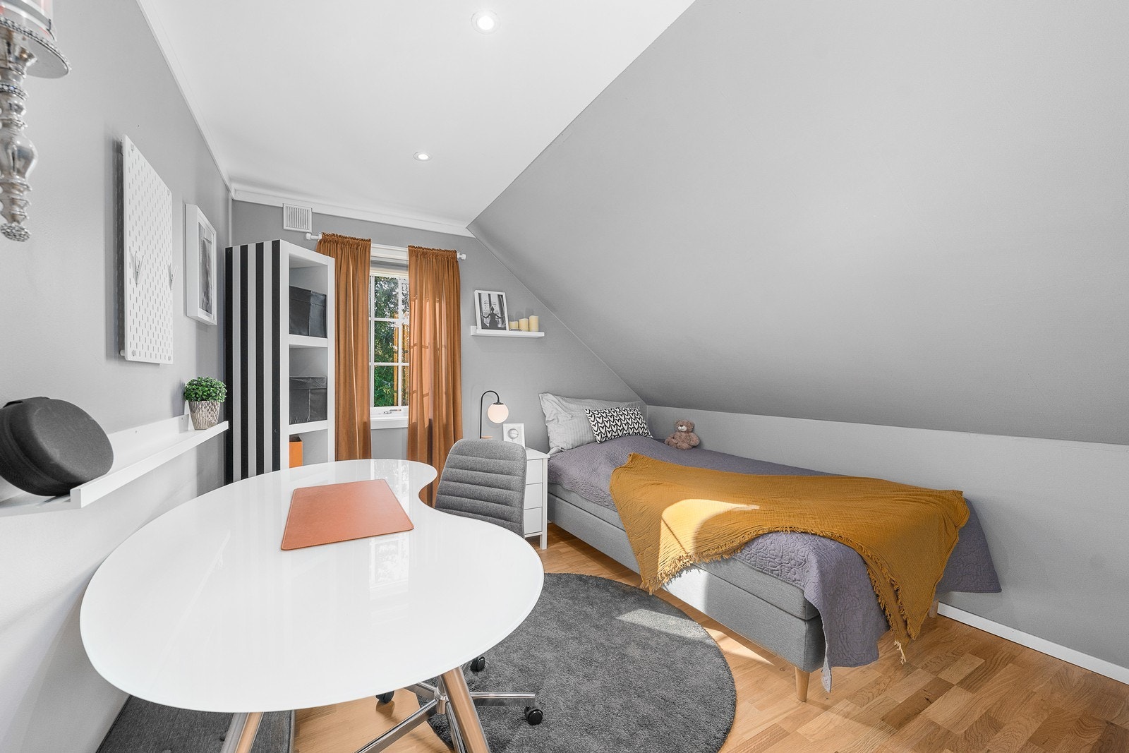 Soverommene i denne etasjen er av god størrelse, malt i behagelige farger. Galleribilde