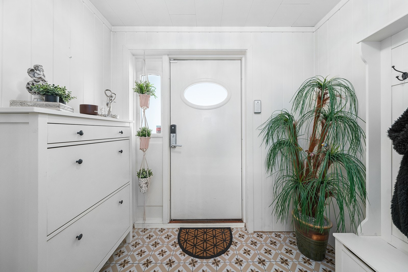 Entréen er lys og trivelig, med historiske fliser på gulv. Galleribilde