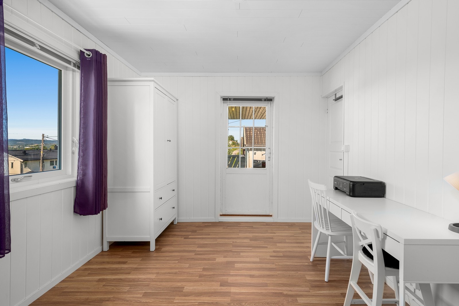 Utgang til terrasse fra innredet rom. Galleribilde