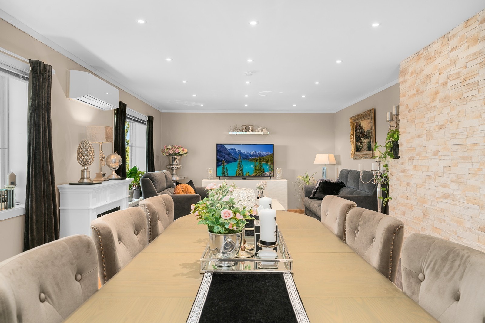 Det er plass til et stort spisebord i stuen. Galleribilde