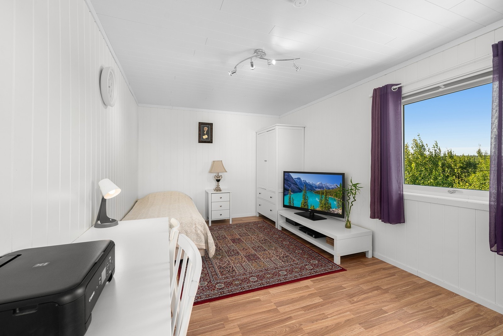 Det er bygget og laget et ekstra rom på terrassen med utgang fra kjøkkenet. Det er innredet som soverom, men er ikke byggemeldt og godkjent hos kommunen. Galleribilde