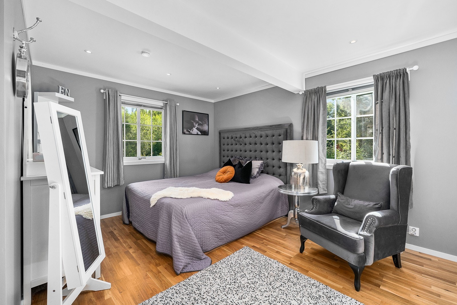 Rommet er malt i en behagelig gråfarge, med downlights i himlingen og rikelig med lysinnslipp. Galleribilde