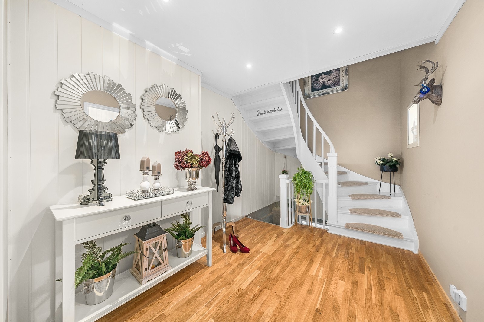 Fra gangen går trappen opp i andreetasjen, og ned i kjeller. Galleribilde