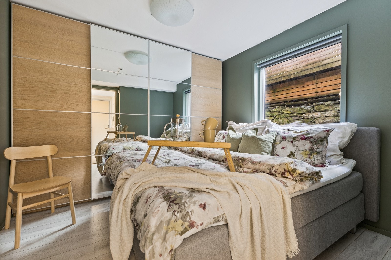 Stor og fin skyvedørsgarderobe, denne rommer mye! Galleribilde