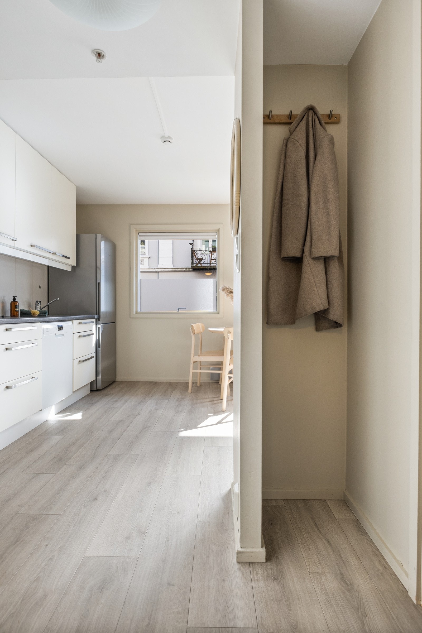 Velkommen inn! I entreen er det en smart nisje for oppheng av yttertøy Galleribilde