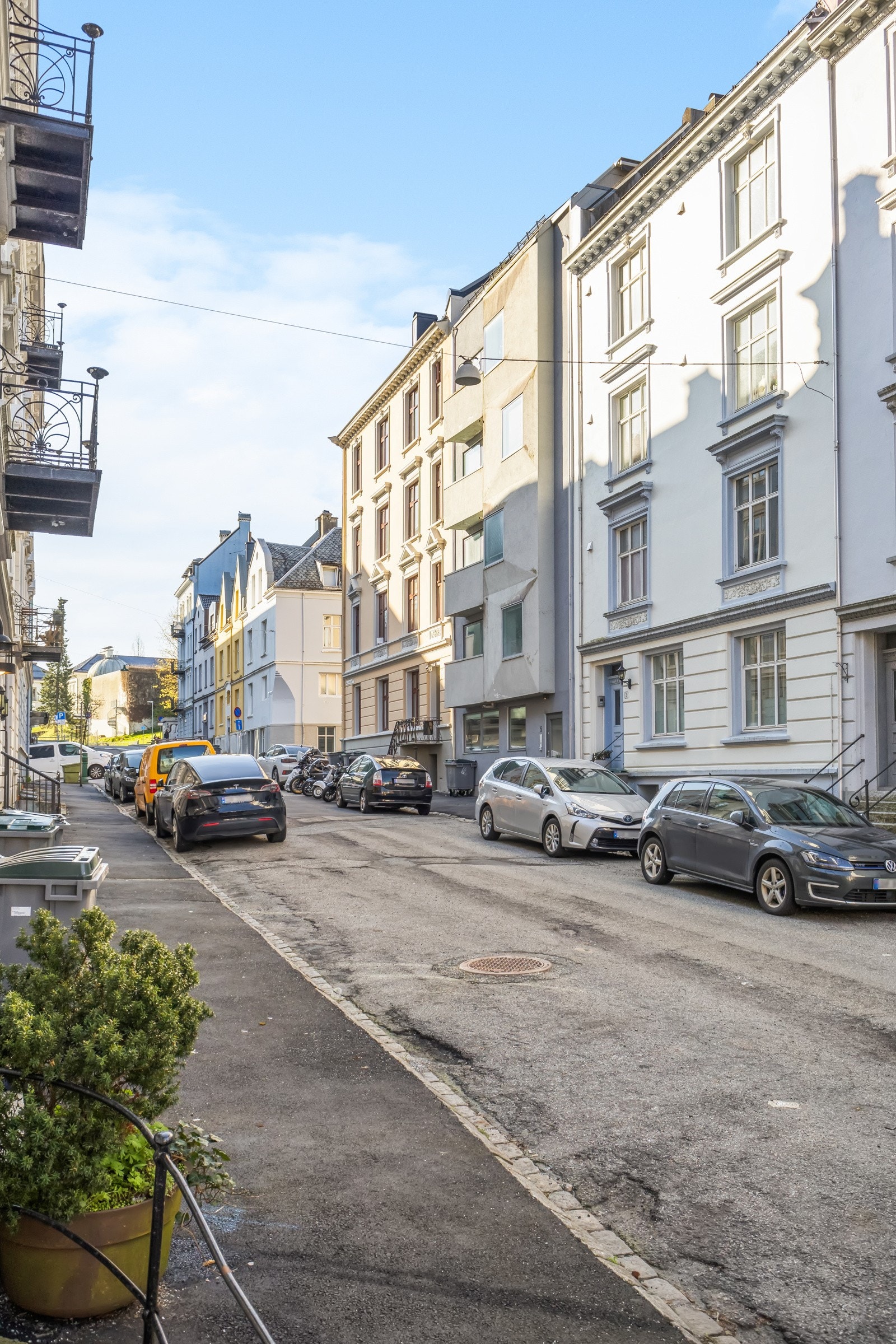 Johannes Bruns gate, svært sentralt men likevel tilbaketrukket og rolig Galleribilde
