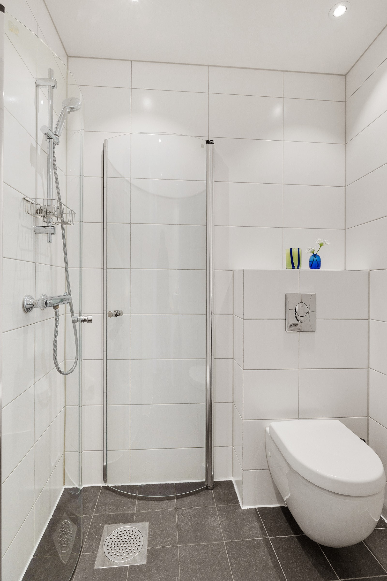 Badet har dusjhjørne med vegghengte glassdører, samt vegghengt toalett. Galleribilde