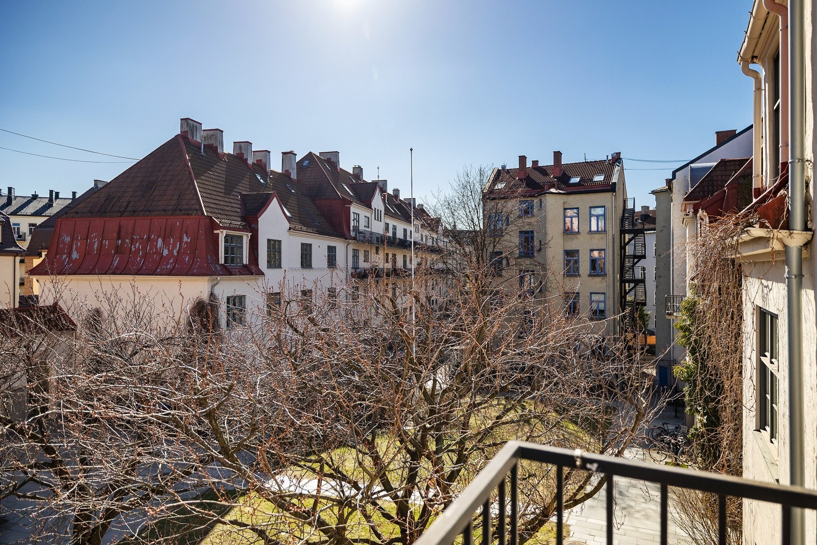 Beboerne i oppgangen har tilgang til en felles, solrik balkong! Galleribilde
