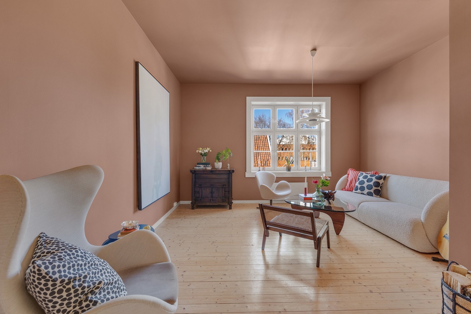 De store vindusflatene slipper inn rikelig med naturlig lys og skaper en behagelig atmosfære. Galleribilde