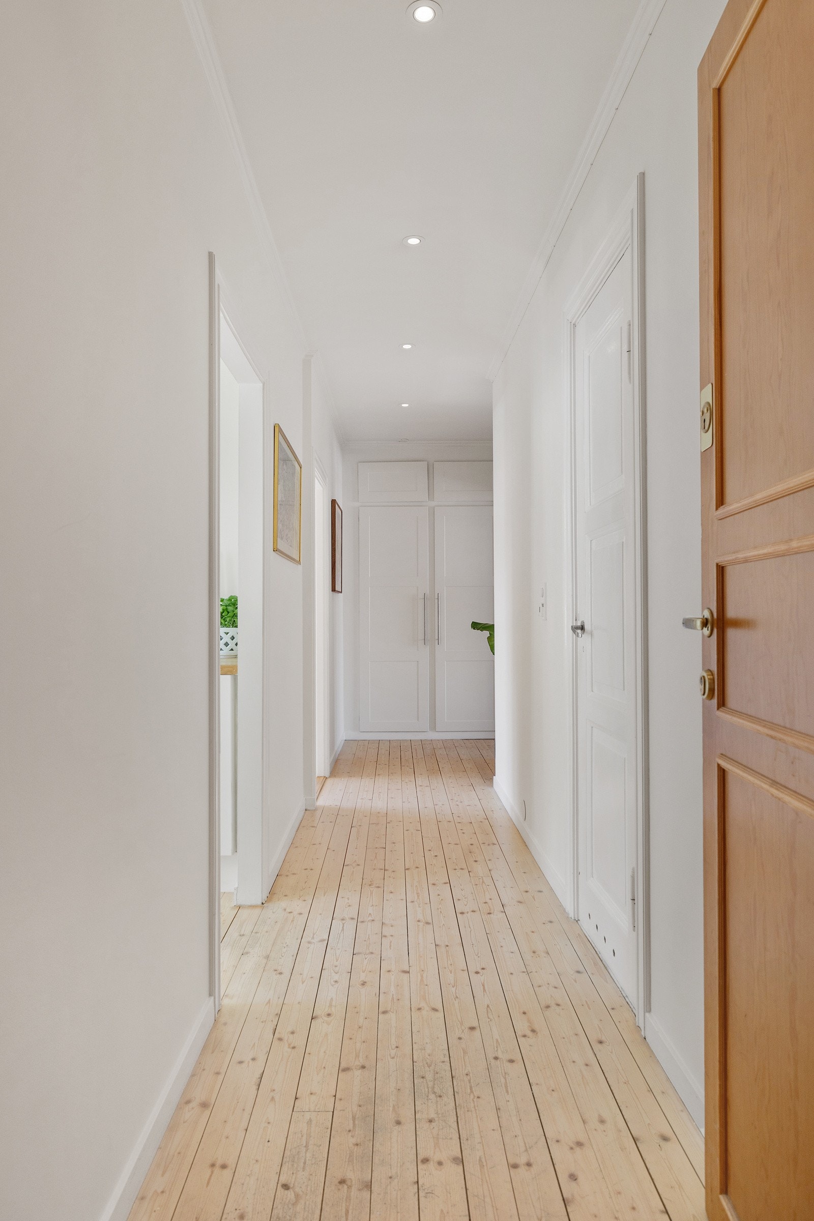 Entreen er av god størrelse og har egen garderobeløsning. Fine lyse farger på vegger og downlights i himling. Galleribilde