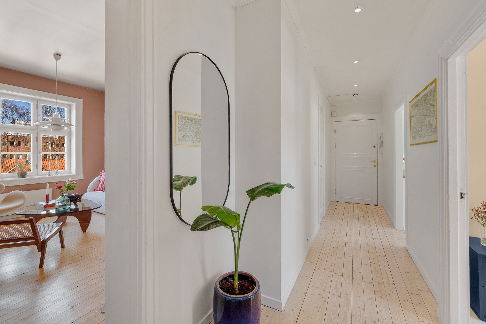 Entréen/gangen fungerer som boligens knutepunkt med videre adkomst til alle rom. Galleribilde
