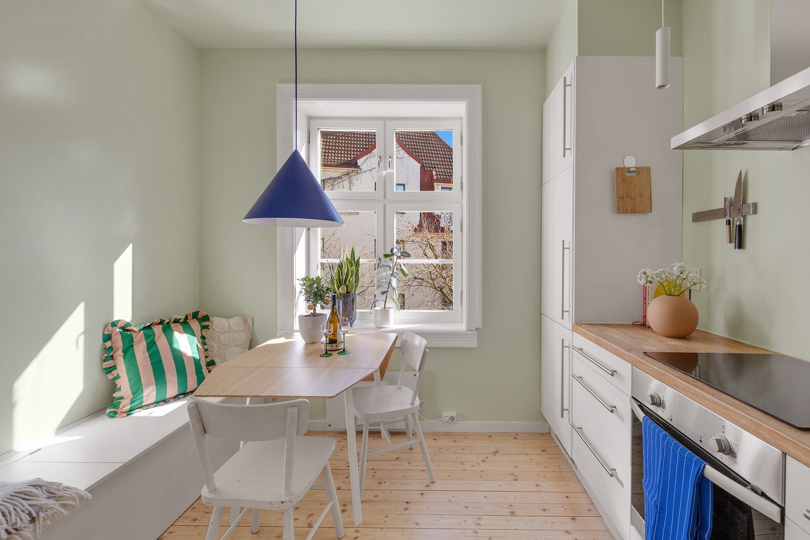 Perfekt å kunne innrede med en egen sittegruppe på kjøkkenet hvor en får utsikt til bakgården. Galleribilde