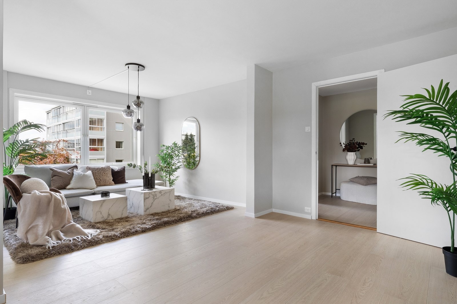 Et nydelig rom med store vindusflater som slipper inn rikelig med naturlig lys. Galleribilde