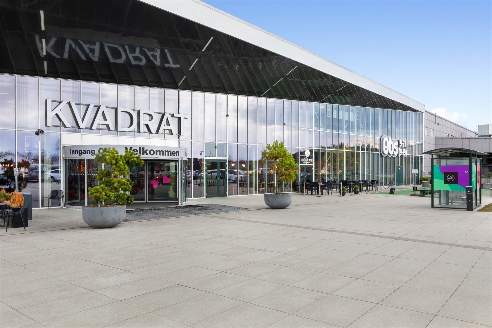 Kvadrat er ca. 2 km fra leiligheten. Her har de et meget bredt utvalg av klesbutikker, spisesteder og dagligvare. Galleribilde