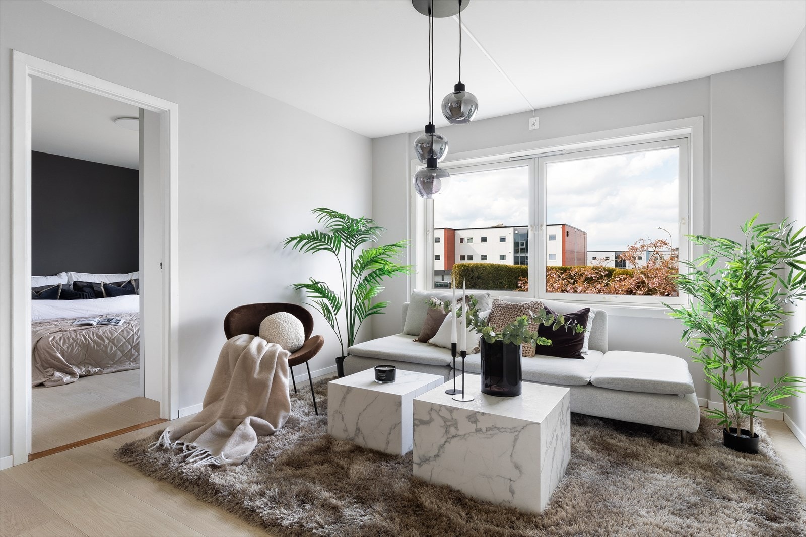 Stuen er meget romslig med god plass til møblering i flere soner. Galleribilde