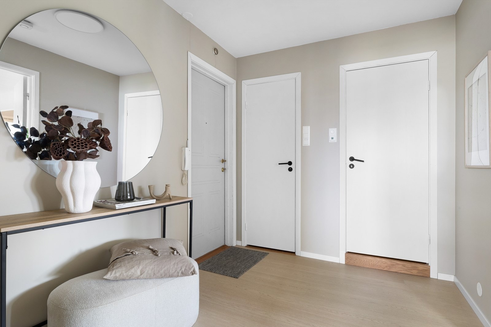 Leiligheten har en innbydende entré med plass til å henge fra seg yttertøy. Galleribilde
