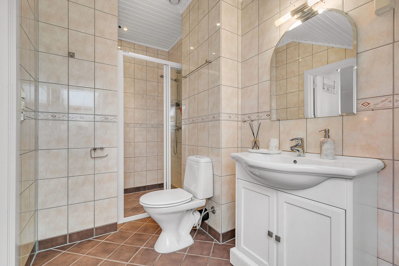 Bad fra 2005 med fliser på gulv og vegg. Varmekabler i gulv. Galleribilde