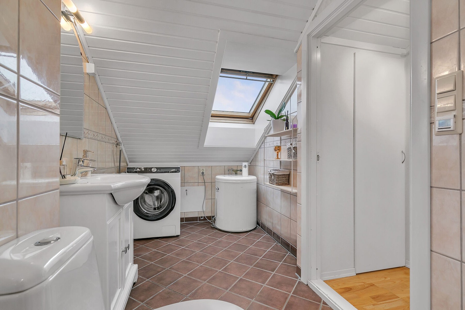 Opplegg for vaskemaskin på badet Galleribilde