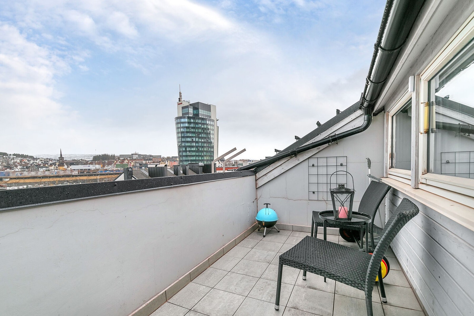 Usjenert altan med fin utsikt og gode solforhold Galleribilde