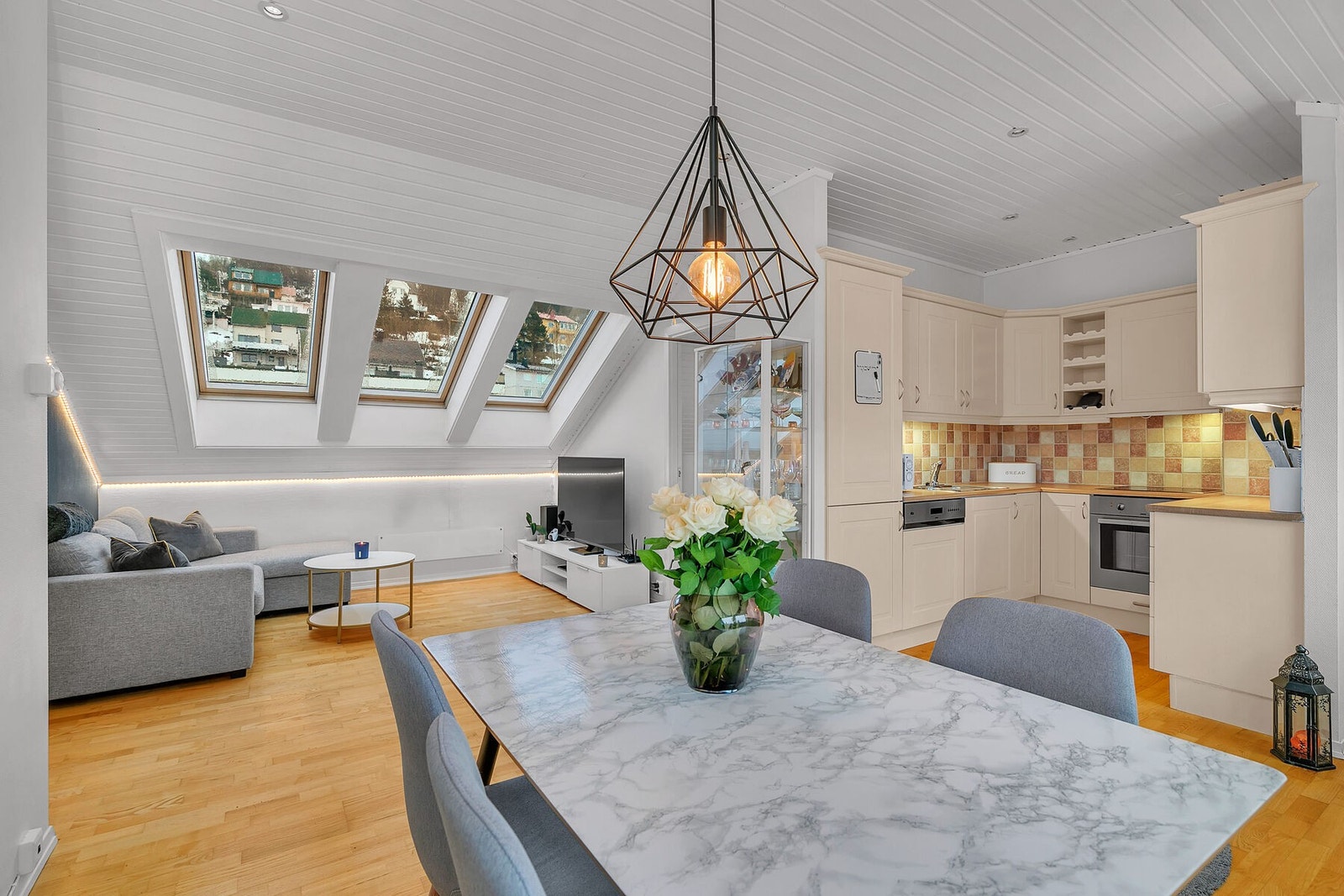 Velkommen til Dronningens gate 21! Pen leilighet med egen altan, gode solforhold, fin utsikt og kort vei til sentrum. Fotograf: Kalle Punsvik. Galleribilde