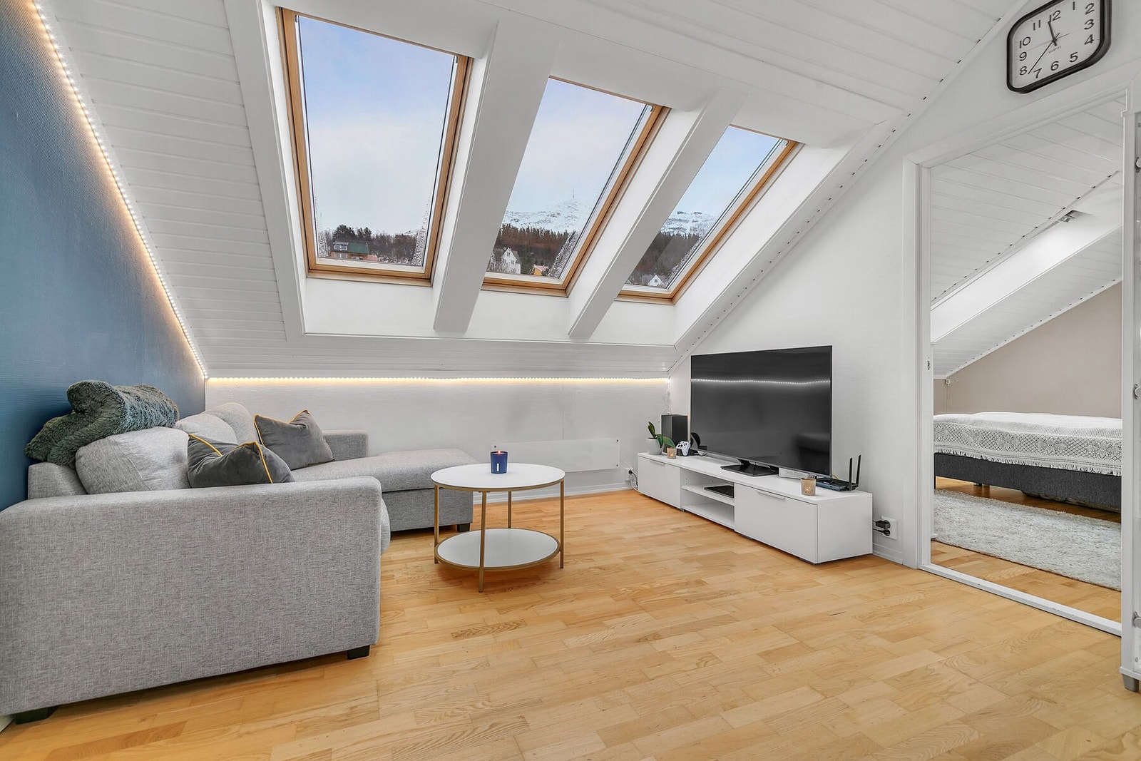 Stue med takvinduer som gir godt lysinnslipp Galleribilde