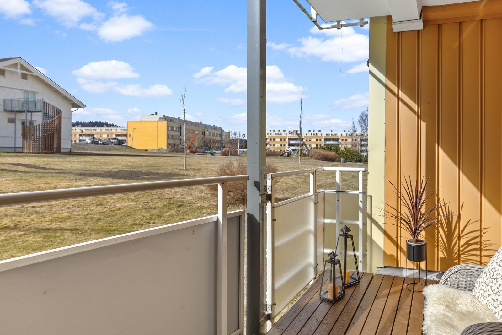 Stor balkong på 9 kvm med direkte tilgang til tunet. Galleribilde