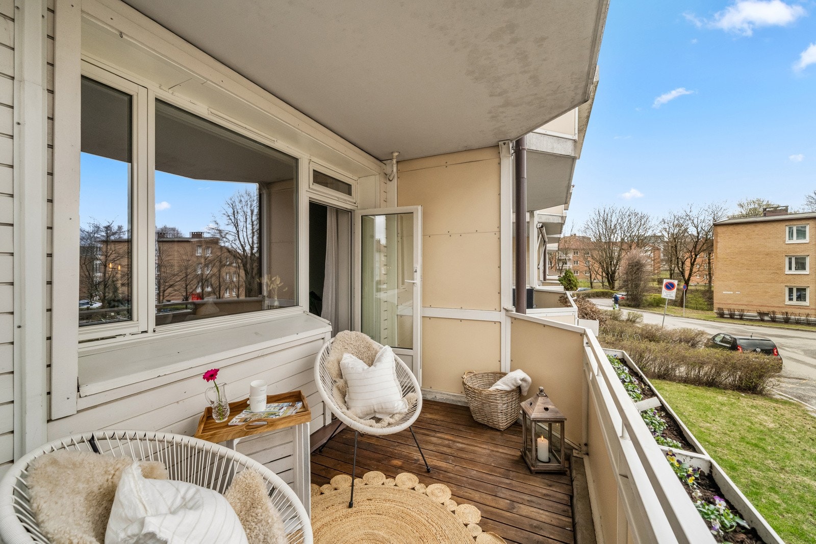 Borettslaget ligger idyllisk til rett ved Hovindammen. Nyt ettermiddagssolen fra balkongen mens du hører fulgene kvitre. Galleribilde