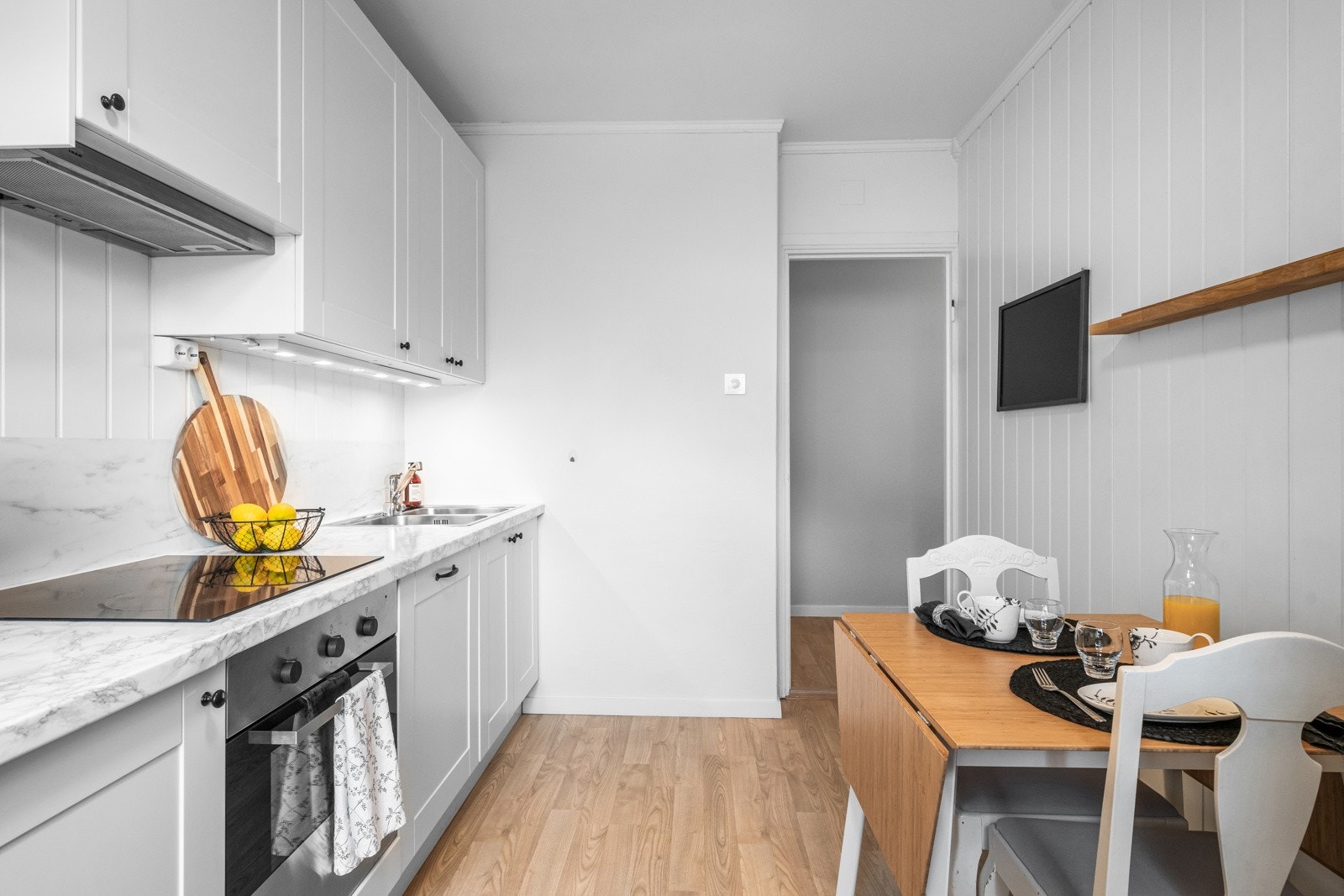 Integrert platetopp, stekeovn og oppvaskmaskin samt frittstående kjøl/fryseskap medfølger. Galleribilde