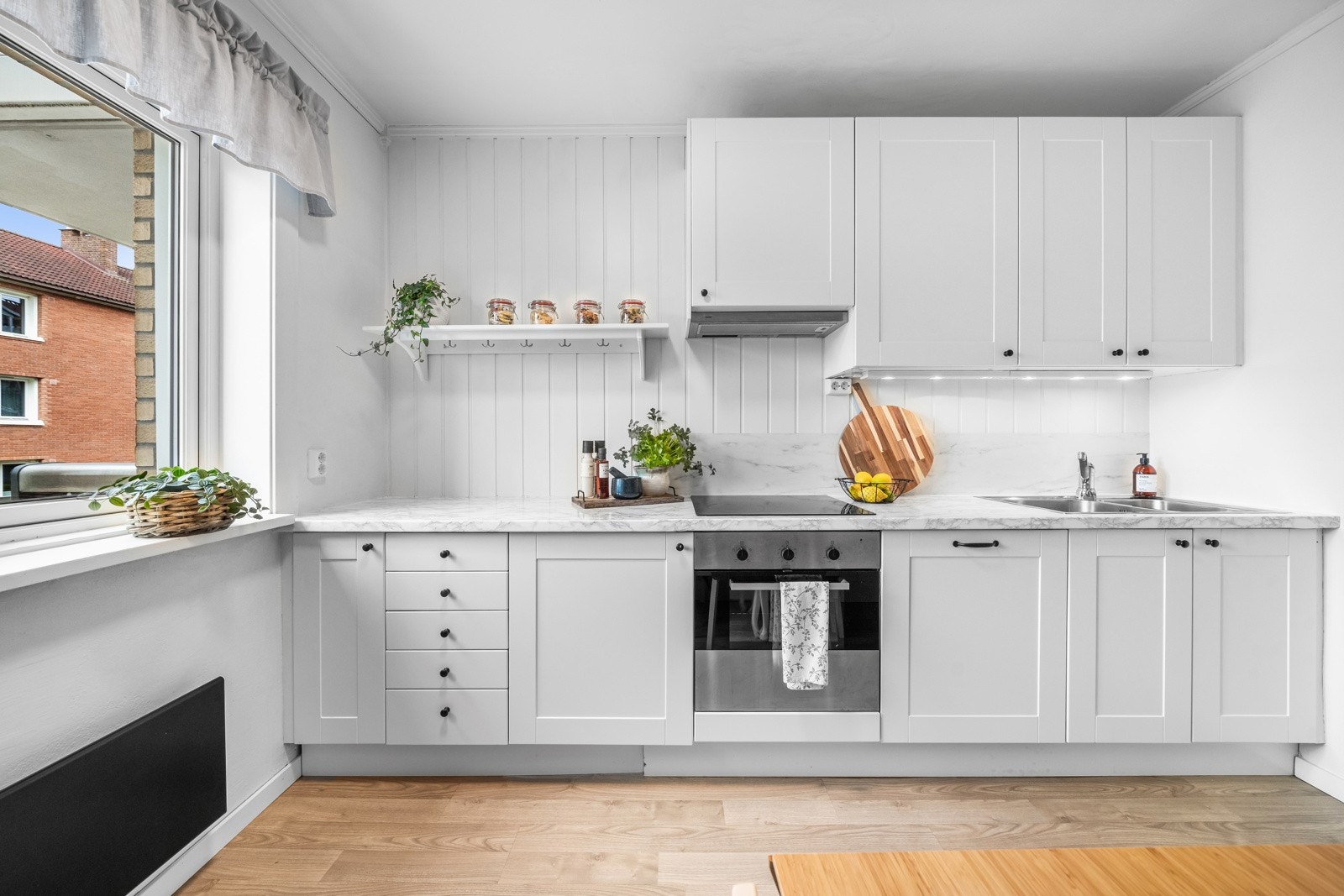 Benkeplaten ble nylig modernisert og det er vannavstøtende plater over vask og stekesone. Innbydende og tidsriktig utseende. Galleribilde