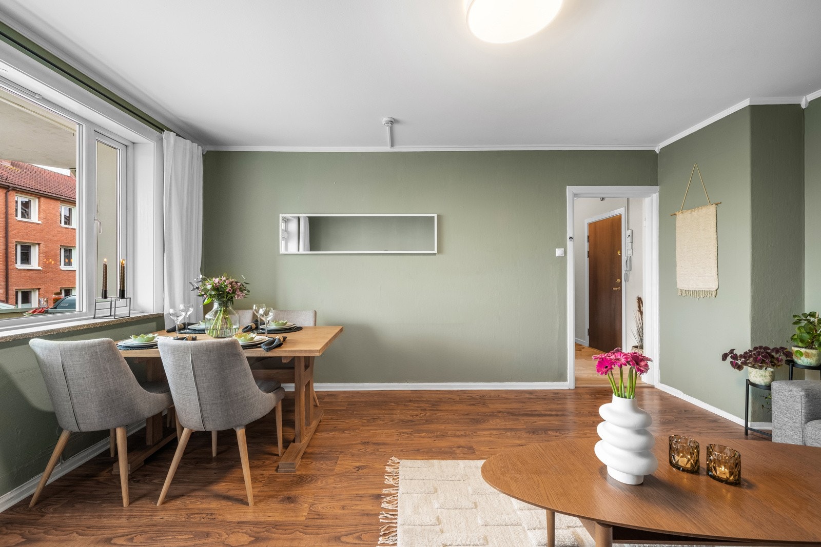 Innvendig har boligen en god og innflytningsklar standard. Nydelige fargevalg på alle overflater som gir en stemning av ro og harmoni. Galleribilde