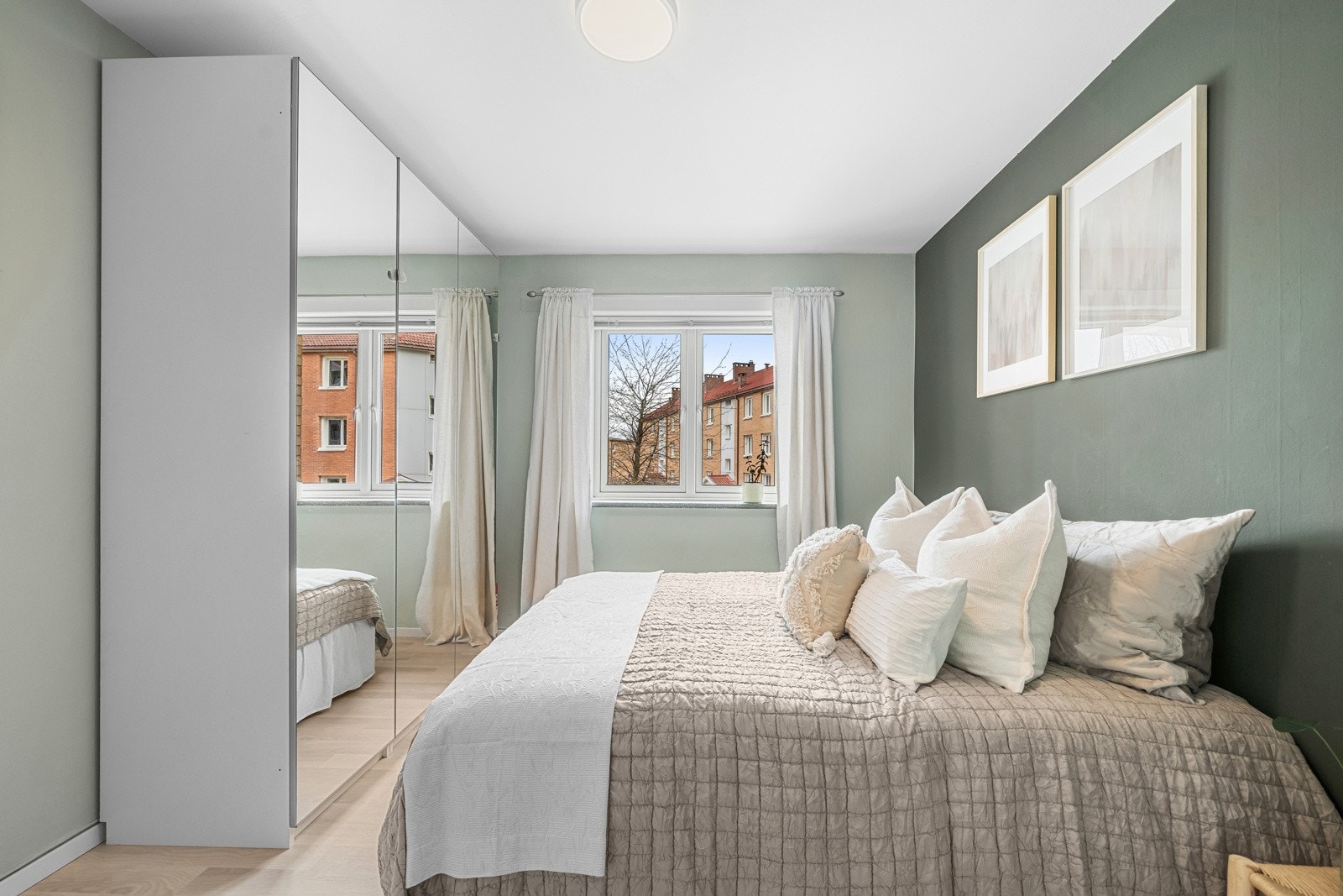 Medfølgende, stor garderobeløsning har god plass til bekledningen din. Galleribilde