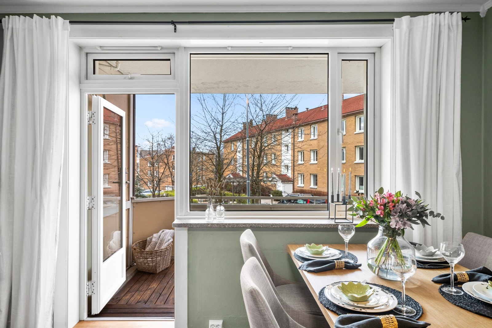Store, nyere vindusflater dekker nesten hele kortveggen i stuen, og dette gir masse lysinnslipp året rundt. Galleribilde