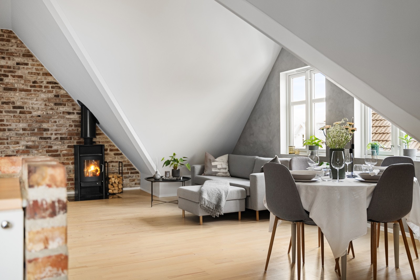 God plass til stort spisebord og mange gjester. Galleribilde