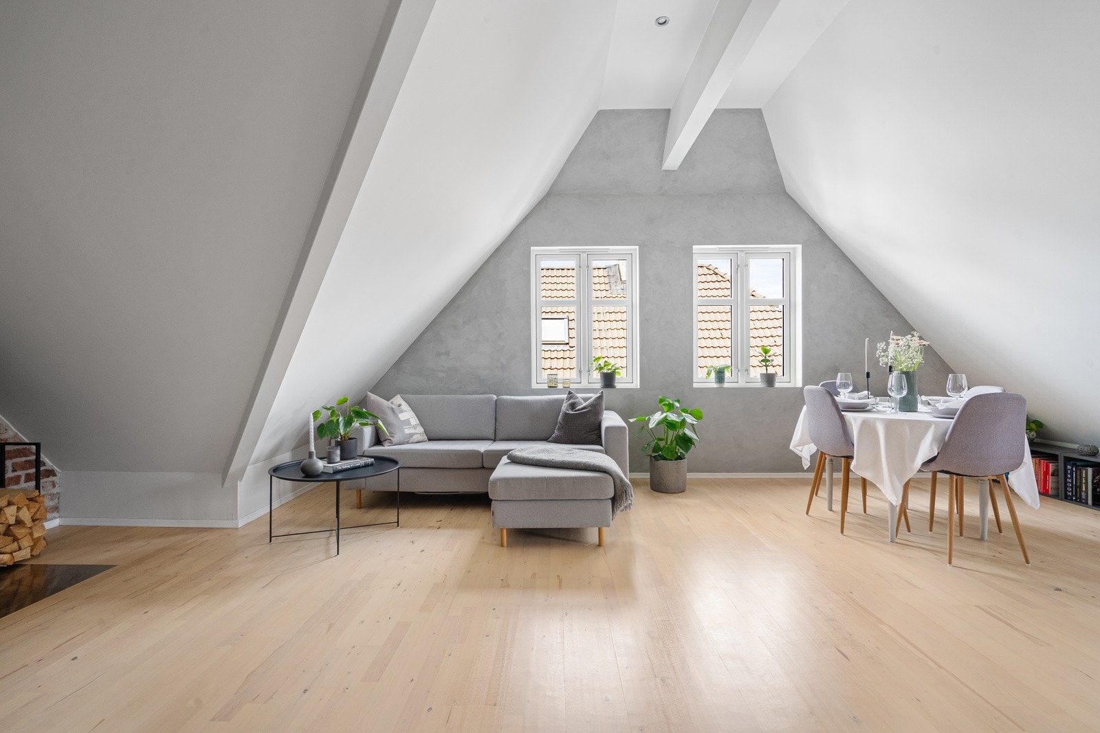 Sjarmerende detaljer som god takhøyde og teglstein. Galleribilde