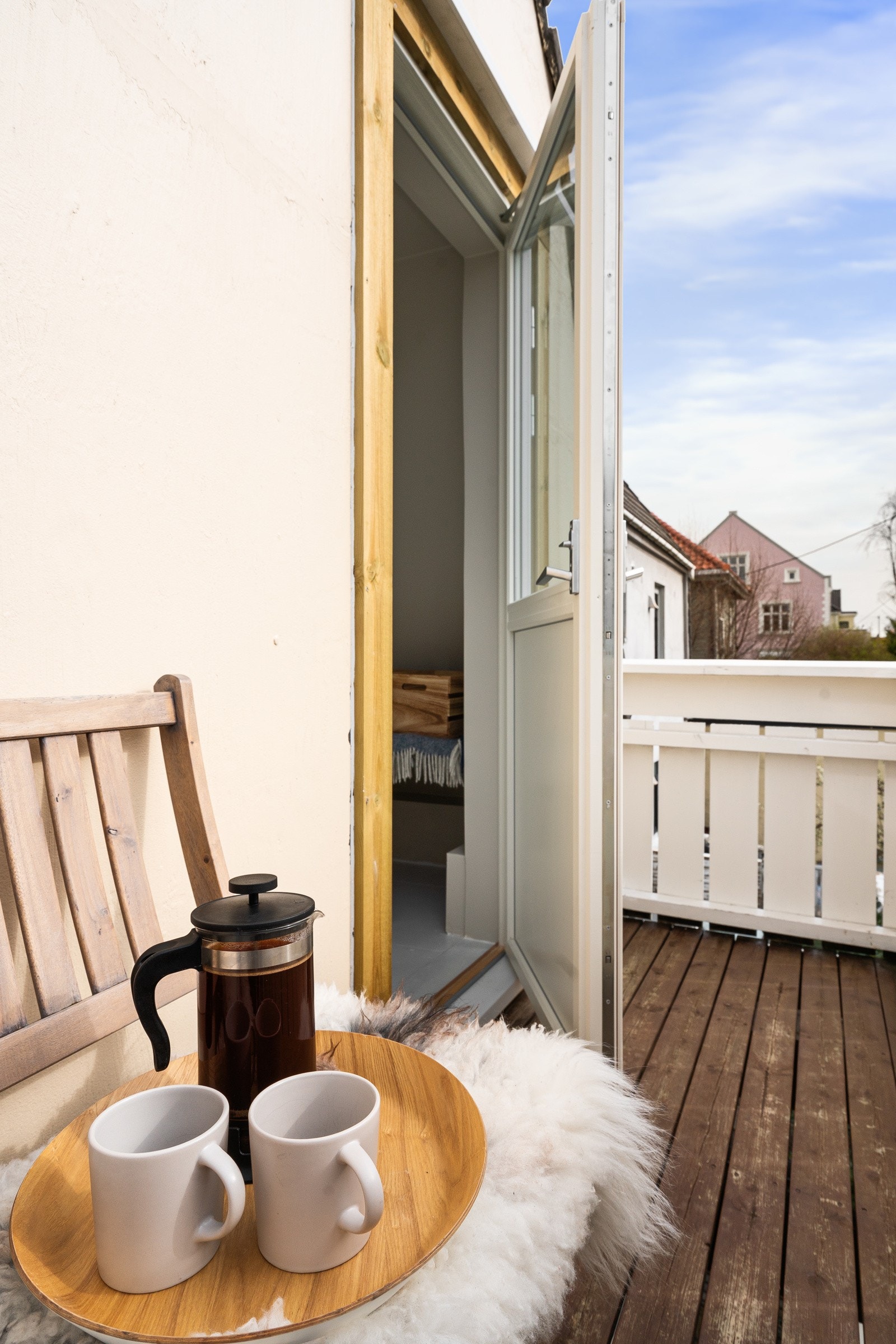 Adkomst til solrik balkong fra kontoret. Galleribilde