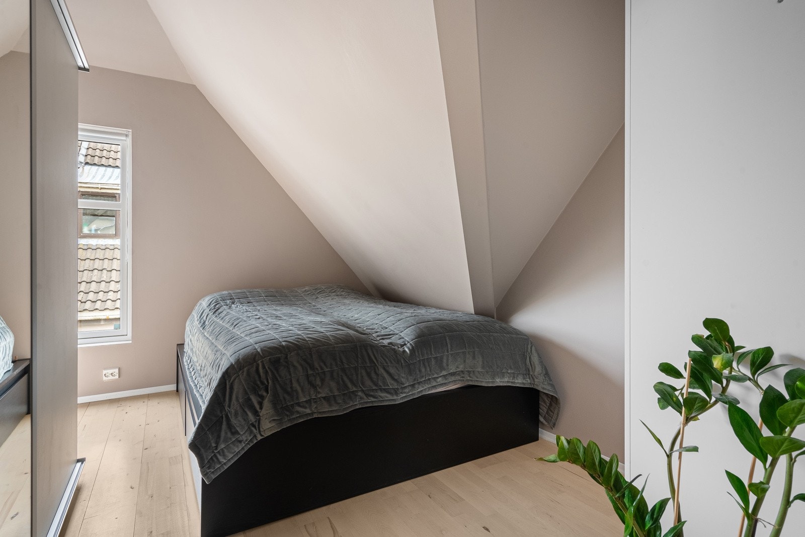 Soverom med walk-in closet. Galleribilde