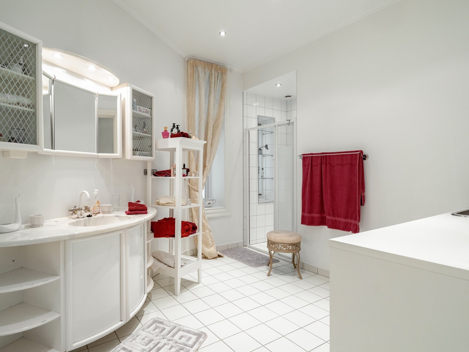 Bad to med servant med skap, dusjnisje, utslagsvask og opplegg for vaskemaskin og tørketrommel. Galleribilde