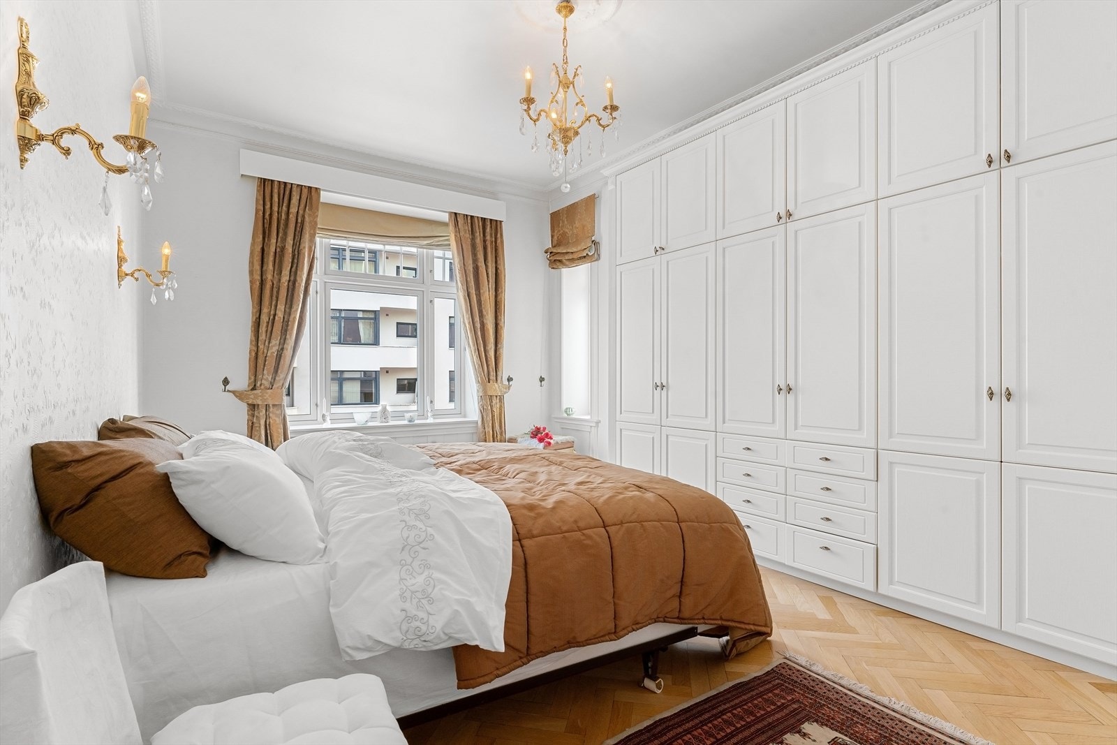 Hovedsoverom med svært godt med garderobeplass. Galleribilde