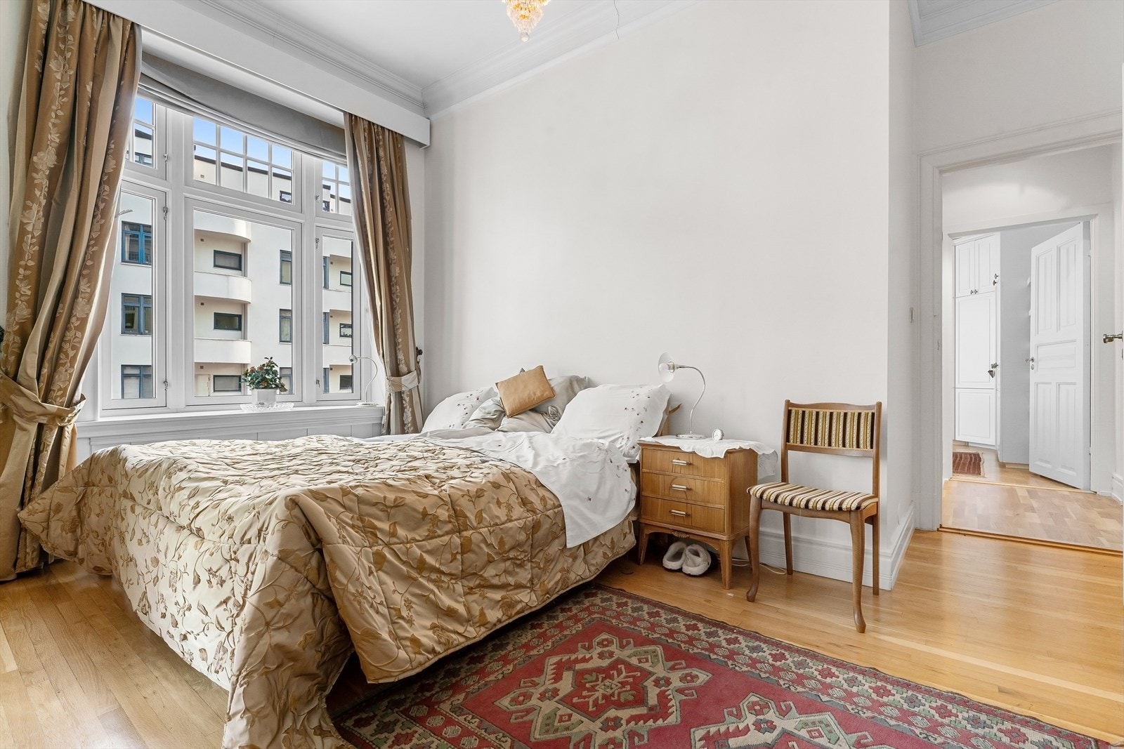 Soverom 2. Imellom hovedsoverommet og soverom 2 er det bad. Galleribilde