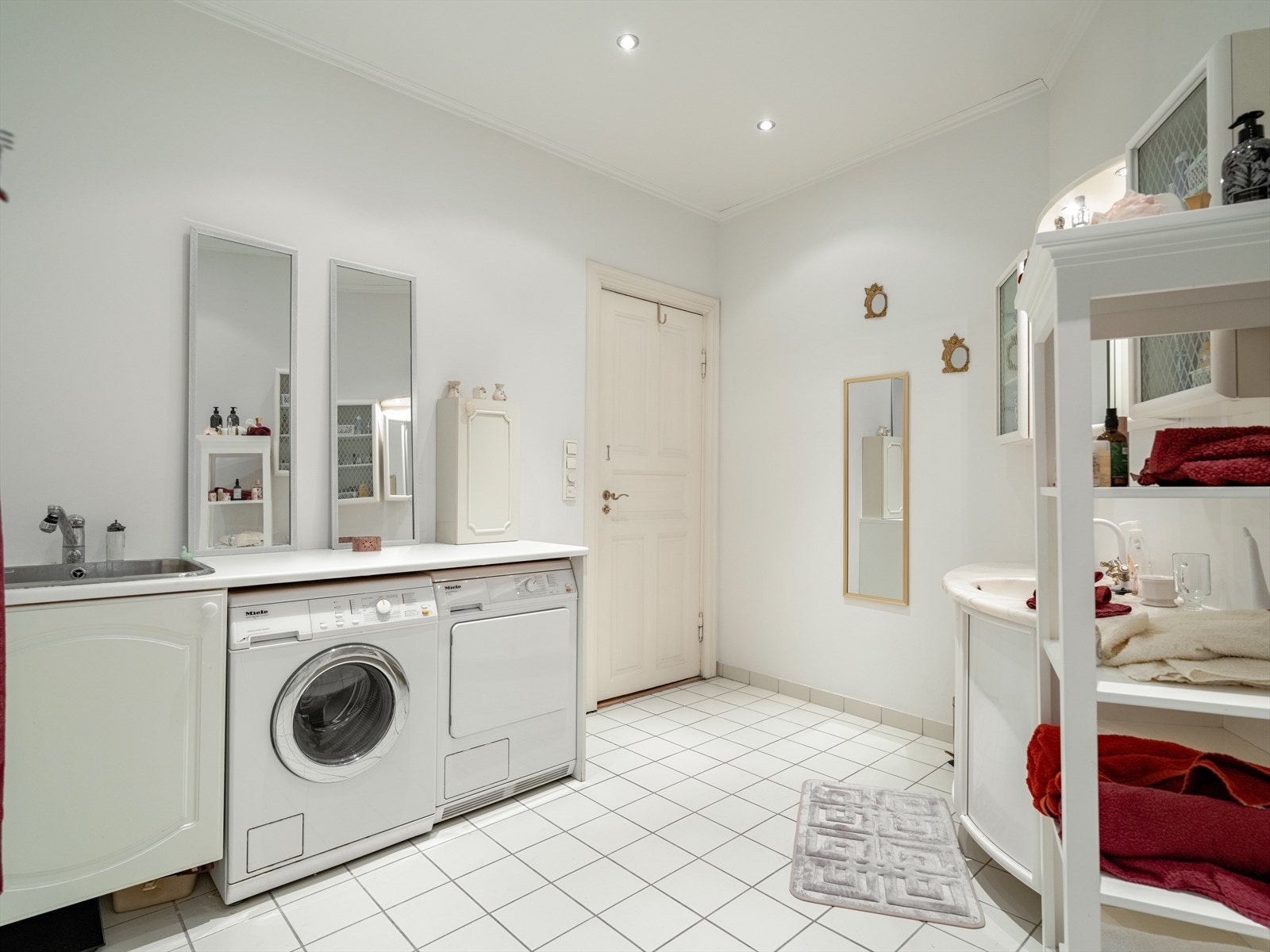 Praktisk, felles bad og vaskerom. Galleribilde