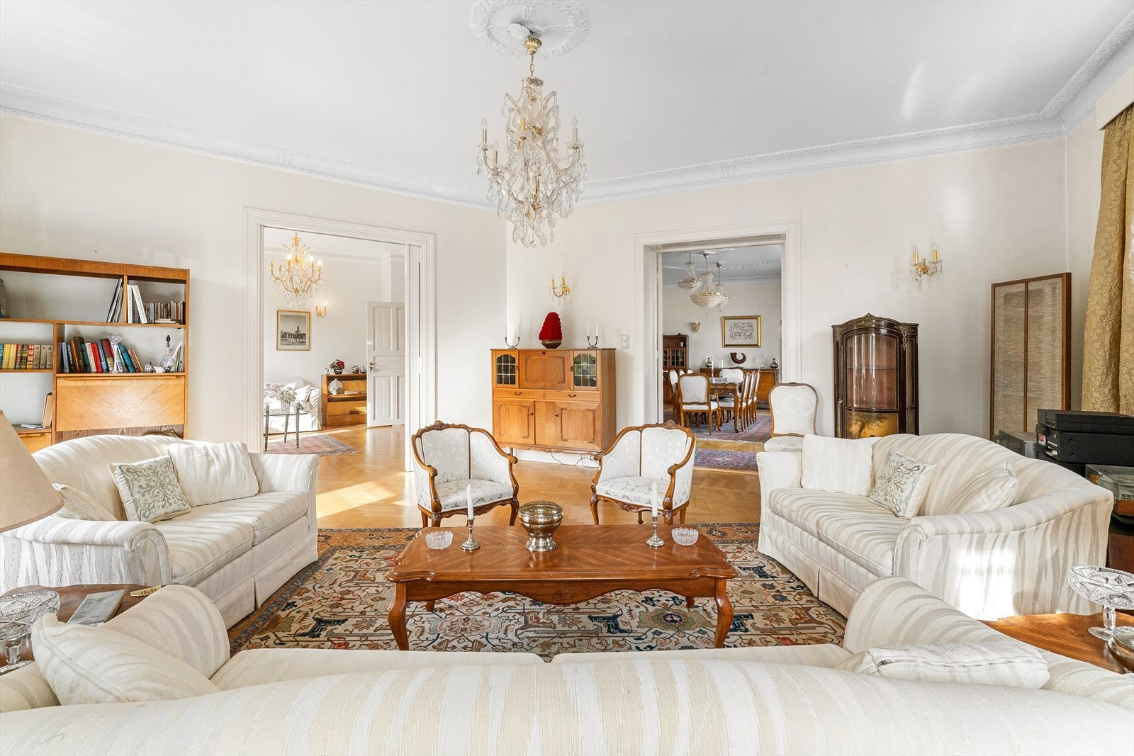 Hjørnestuen er av svært god størrelse med store vindusflater og raus takhøyde. Galleribilde