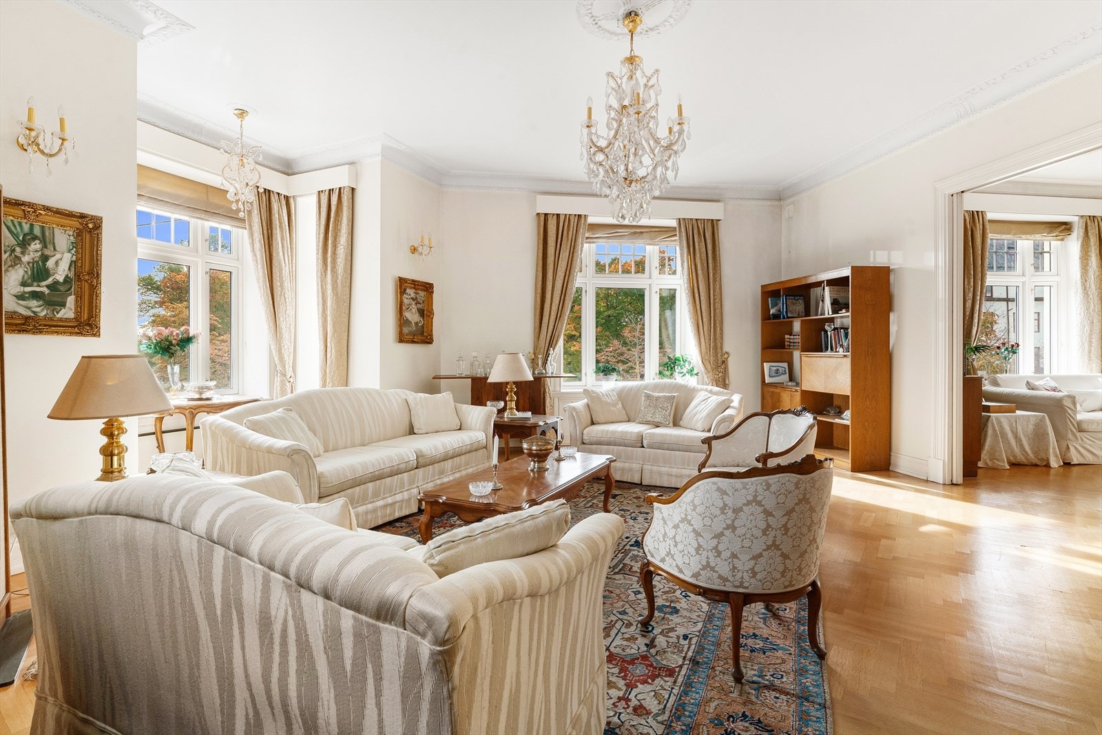 En innholdsrik, klassisk hjørneleilighet med balkong beliggende svært sentralt til på Frogner. Galleribilde