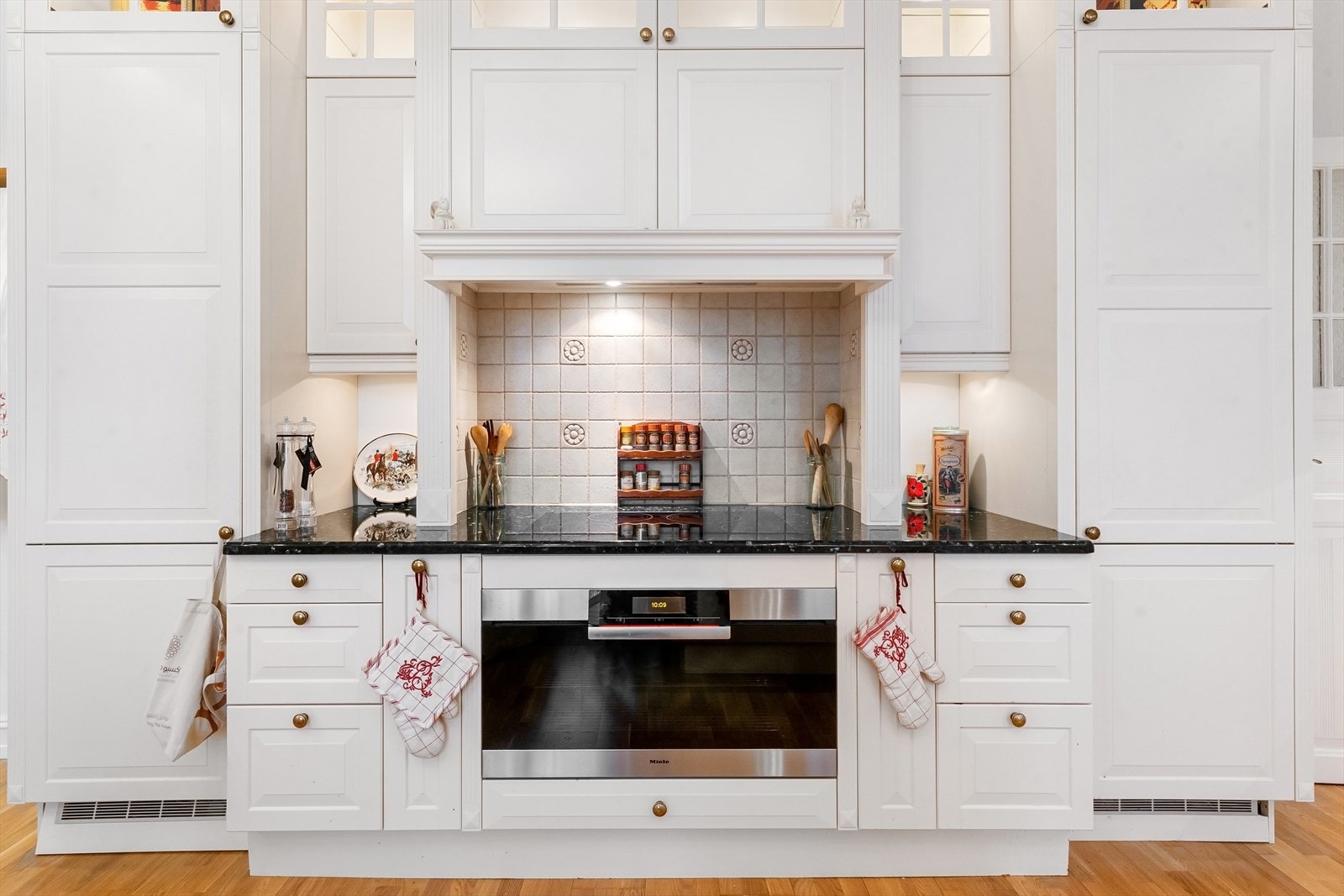 Til venstre er det høyskap med fryser og til høyre kjøleskap. Galleribilde