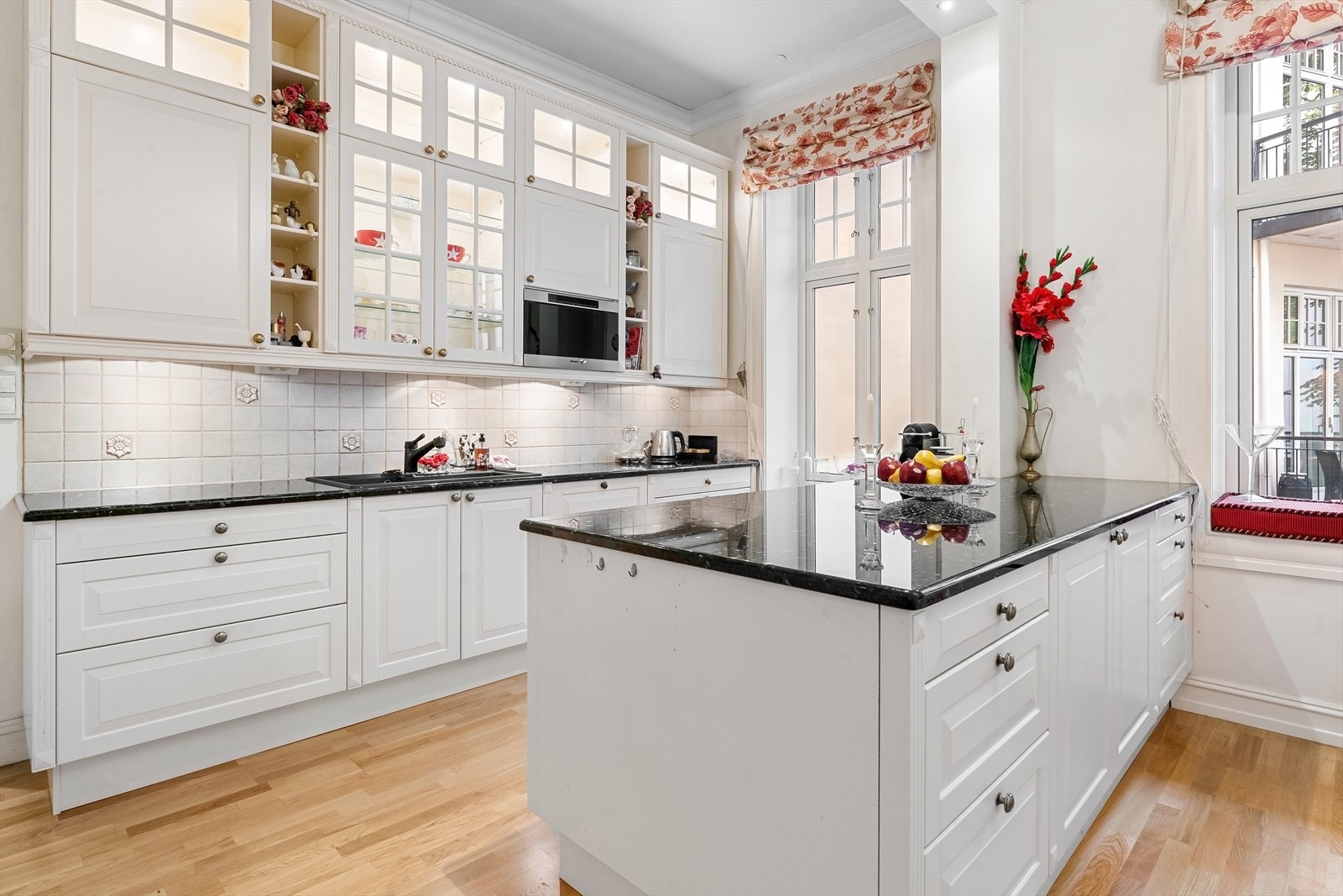 Klassisk kjøkken med godt med skap- og benkeplass. Integrerte hvitevarer som oppvaskmaskin, koketopp, stekeovn og dampovn. Galleribilde