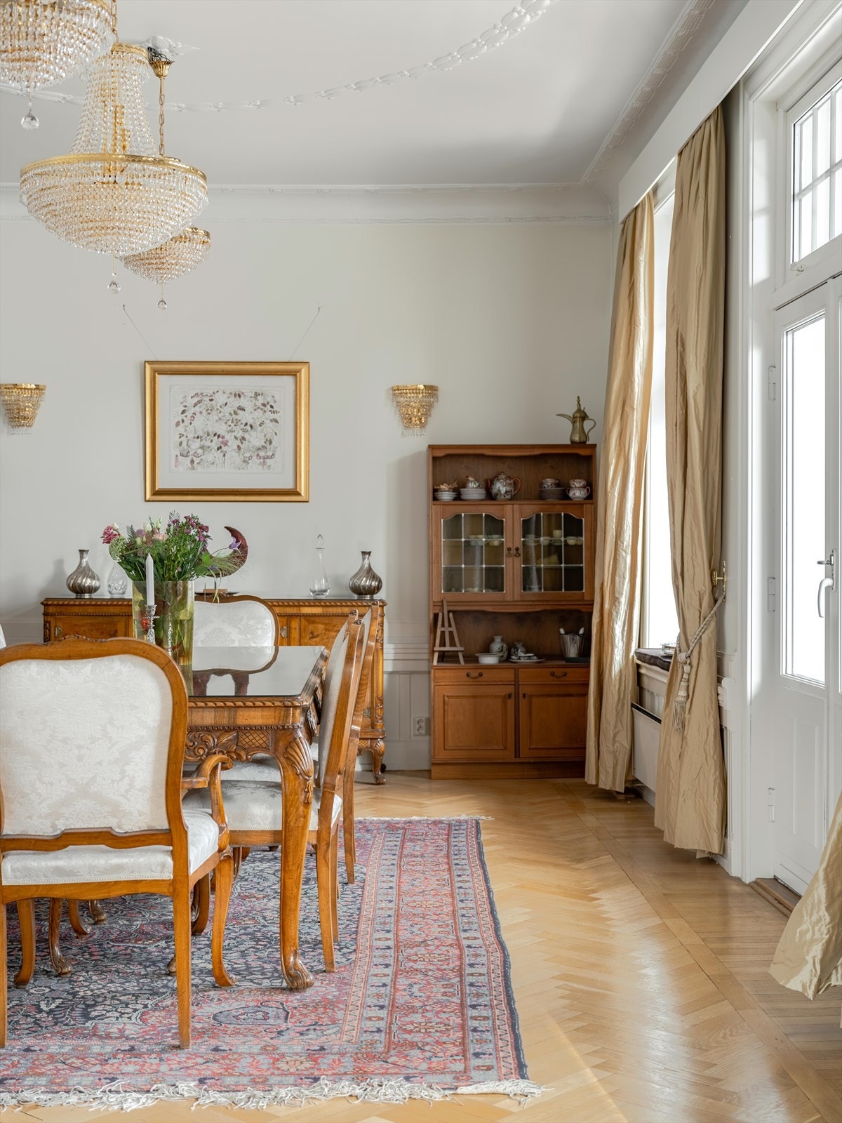 Fra spisestuen er det utgang til balkongen. Galleribilde