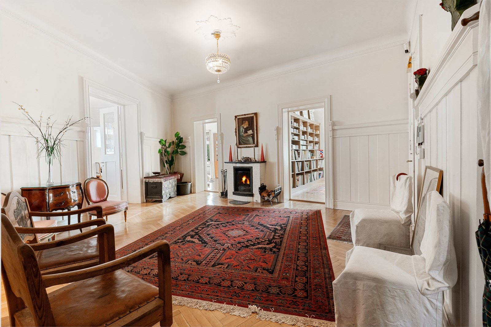 Svært romslig hall med peis og adkomst til garderoberom. Galleribilde